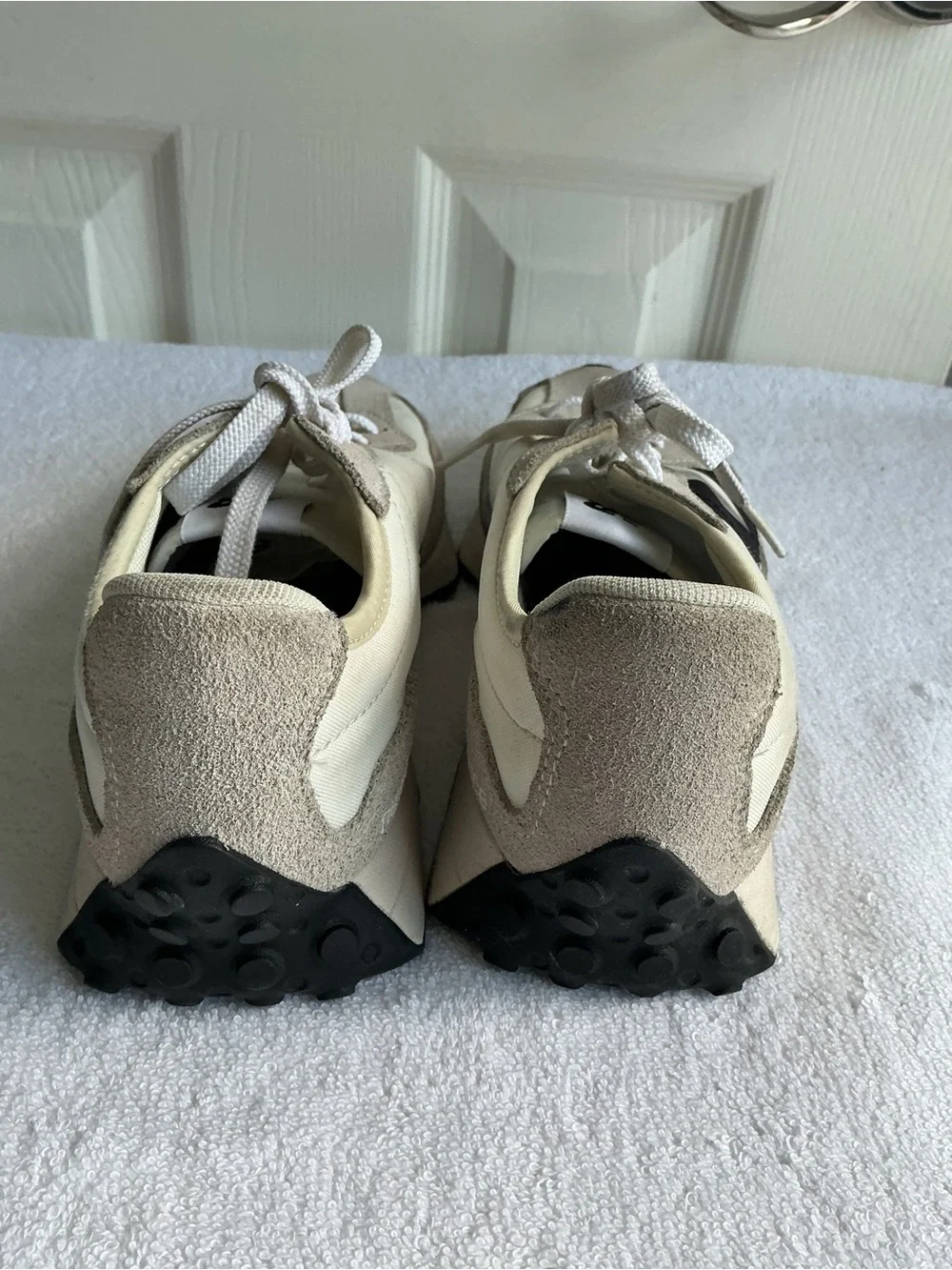 New Balance 327 Sneakers in Cream and Black Sz 5